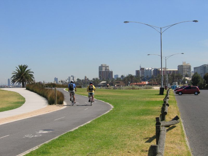 St Kilda - Marine Parade: View north along coastal pathway opposite Wordsworth St