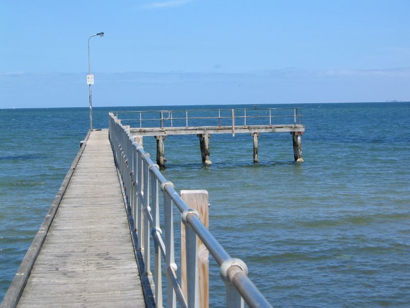 St Kilda - St Kilda Beach, Brooks Jetty and foreshore gardens: View towards end of Brooks Jetty