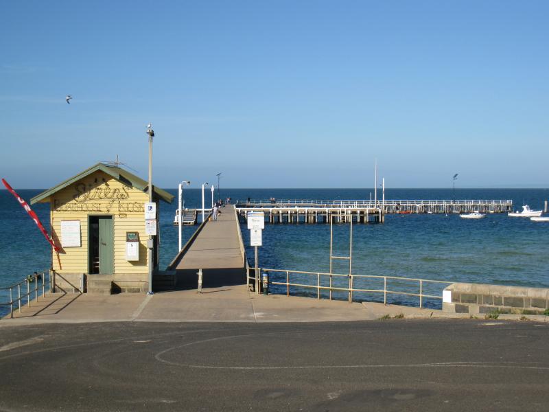 St Leonards - St Leonards Pier, eastern end of Murradoc Road: Pier and Sirens Boathouse & Kiosk, viewed from car park