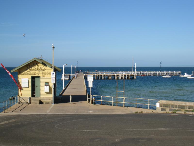 St Leonards - St Leonards Pier, eastern end of Murradoc Road - Pier and Sirens Boathouse & Kiosk, viewed from car park