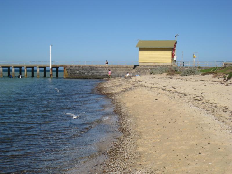 St Leonards - Beach and coastline between St Leonards Pier and First Avenue: View south along beach towards pier