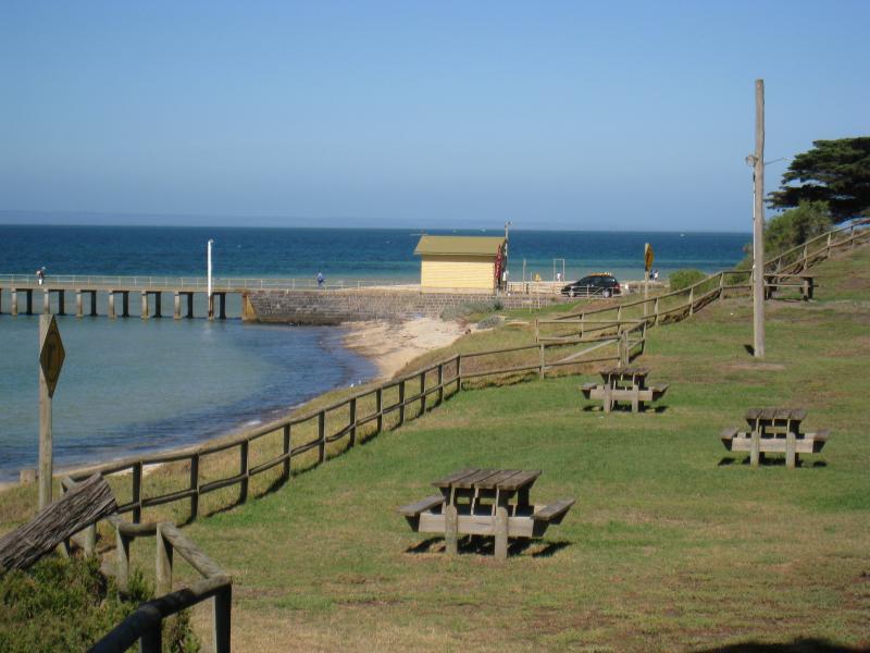 St Leonards - Beach and coastline between St Leonards Pier and First Avenue: View south along foreshore picnic area towards pier