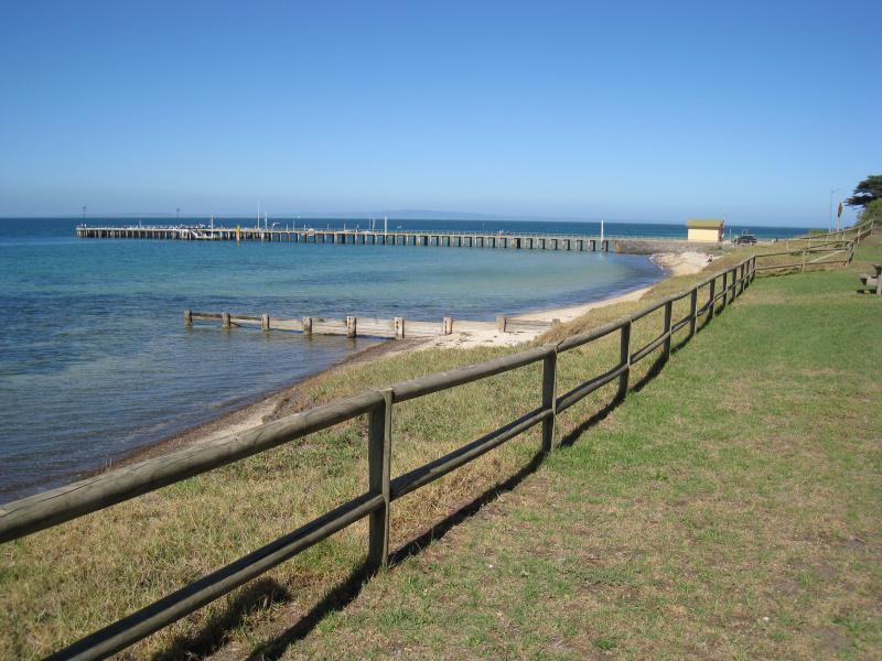 St Leonards - Beach and coastline between St Leonards Pier and First Avenue: View south along foreshore towards pier