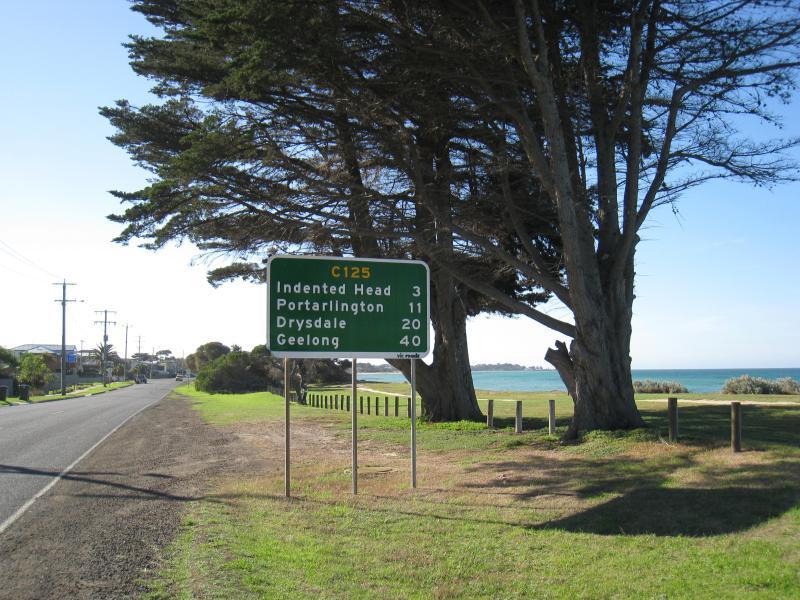 St Leonards - Beach and coastline north of town centre along The Esplanade: View north along The Esplanade and foreshore, north of First Av