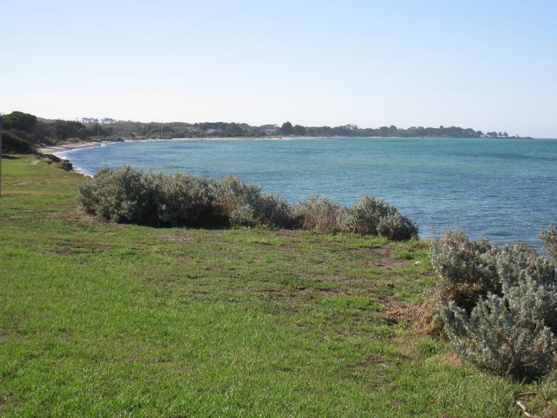 St Leonards - Beach and coastline north of town centre along The Esplanade: View north along foreshore and beach, north of First Av
