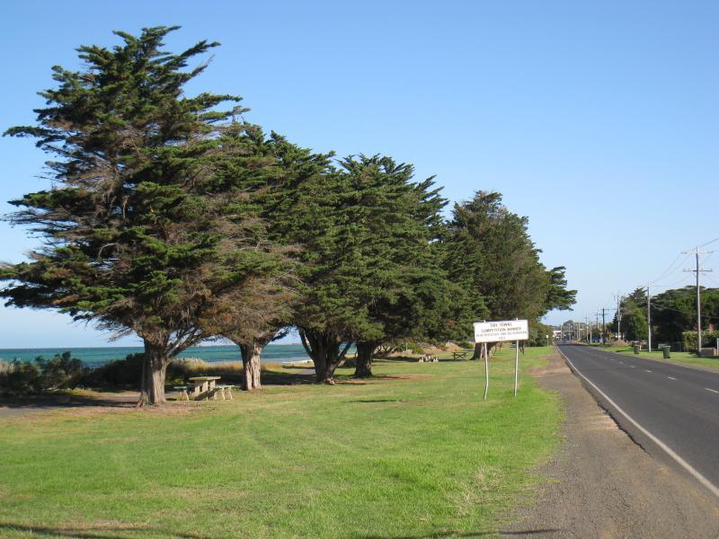 St Leonards - Beach and coastline north of town centre along The Esplanade: View south along The Esplanade near Dossetor Rd