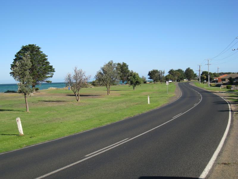 St Leonards - Beach and coastline north of town centre along The Esplanade: View south along The Esplanade, north of Dossetor Rd