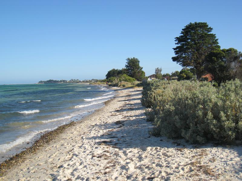 St Leonards - Beach and coastline north of town centre along The Esplanade: View south along beach, north of Dossetor Rd
