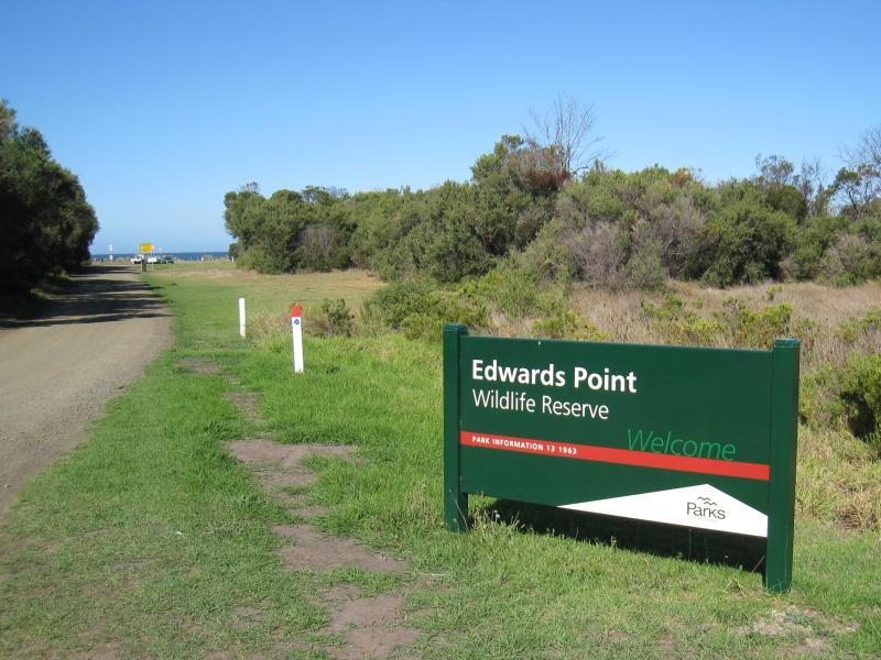 St Leonards - Beach Road - View east along Beach Rd at Ord St, bordering Edwards Point Wildlife Reserve