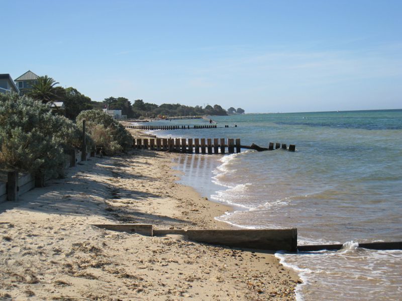 St Leonards - Beach Road: View north along coast at end of Beach Rd