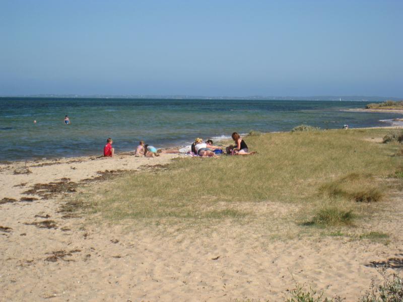 St Leonards - Beach Road: View south along coast at end of Beach Rd