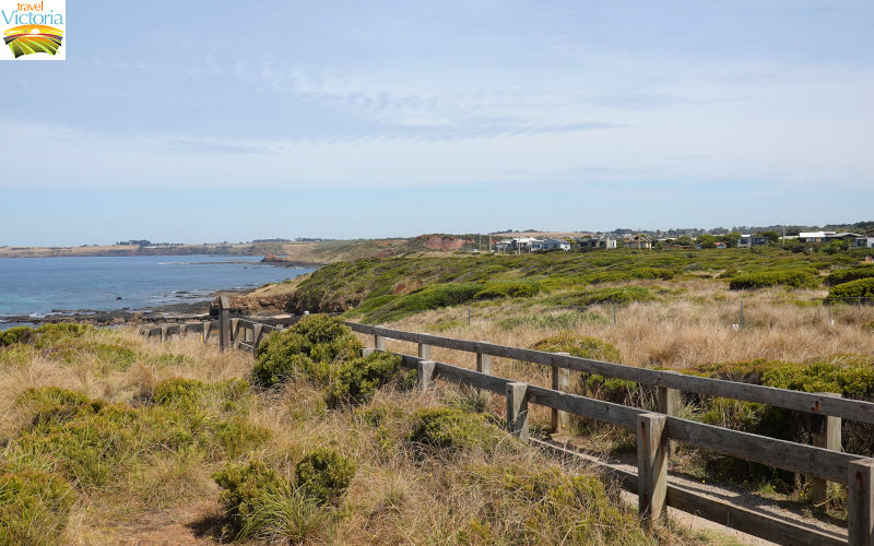 Surf Beach - Coast opposite Hopetoun Crescent: westerly view along coast at walkway