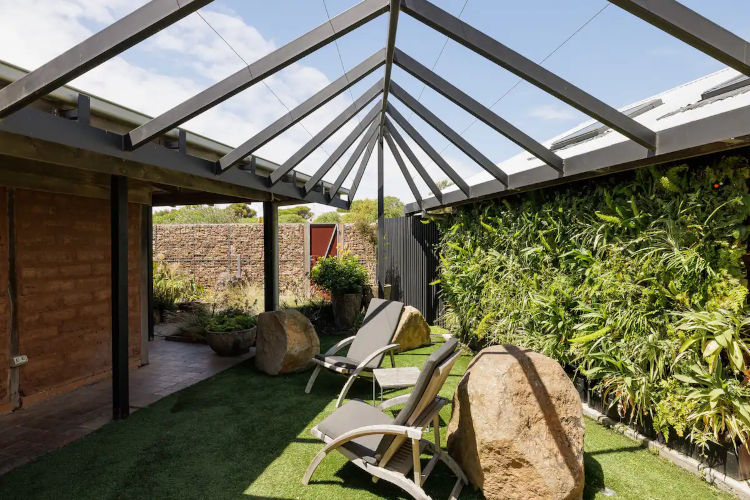 Poets Corner, Surf Beach