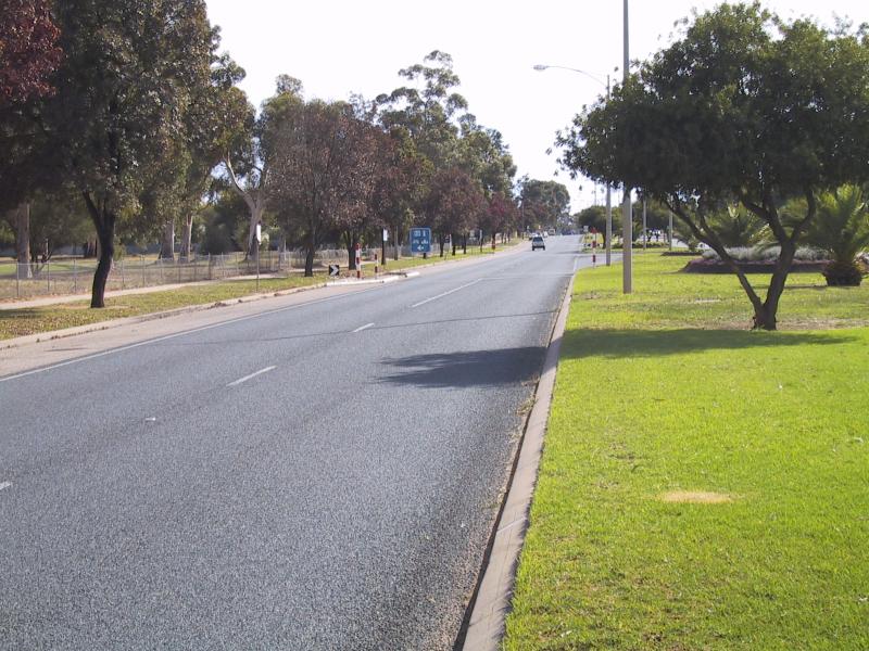 Swan Hill - South of town centre: View north along Murray Valley Hwy at Wattie St