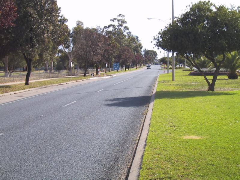 Swan Hill - South of town centre - View north along Murray Valley Hwy at Wattie St