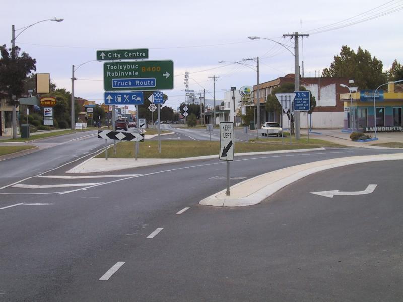 Swan Hill - Commercial centre and shops: View north along Murray Valley Hwy towards Campbell St