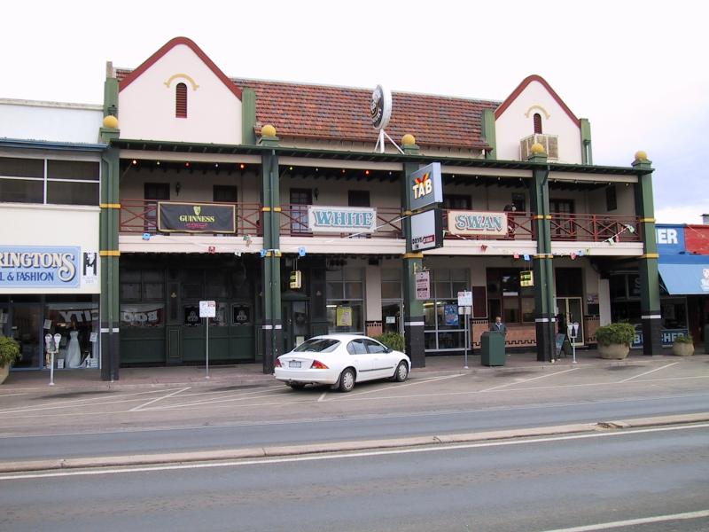 Swan Hill - Commercial centre and shops: White Swan Hotel, Campbell St