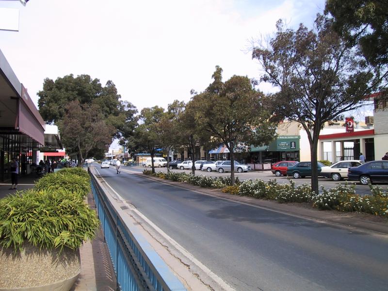 Swan Hill - Commercial centre and shops: View south along Campbell St between McCallum St and McCrae St