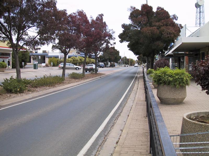 Swan Hill - Commercial centre and shops: View north along Campbell St between McCallum St and Pritchard St