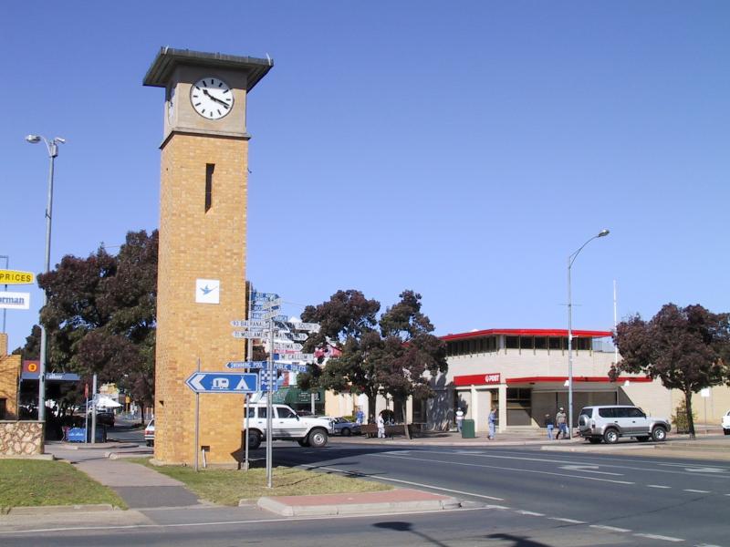 Swan Hill - Commercial centre and shops: Clock tower, looking south along Campbell St at McCallum St