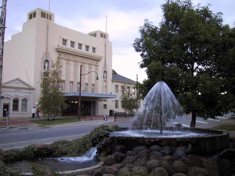 Swan Hill - Commercial centre and shops: Town Hall and fountain, McCallum St