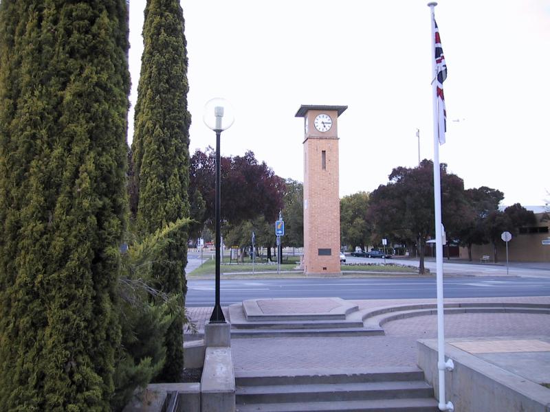 Swan Hill - Commercial centre and shops: View east along McCallum St towards clock tower and Campbell St