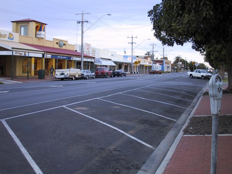 Swan Hill - Commercial centre and shops - View south along Beveridge St between McCallum St and McCrae St