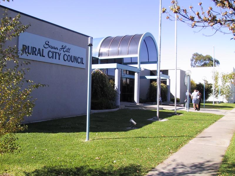 Swan Hill - Commercial centre and shops: City Council office, Splatt St