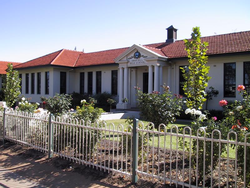 Swan Hill - Commercial centre and shops: Swan Hill High School, Pye St