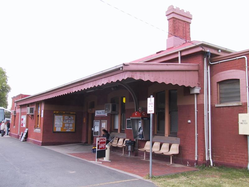 Swan Hill - Commercial centre and shops: Swan Hill railway station, Curlewis St
