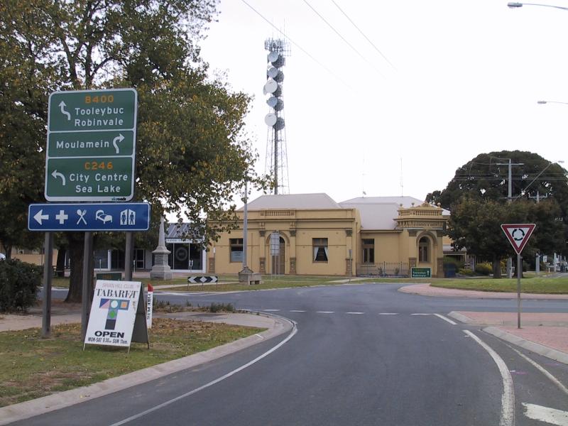 Swan Hill - Commercial centre and shops: View north along Curlewis St at McCallum St