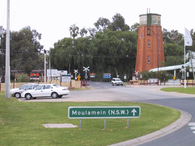 Swan Hill - Commercial centre and shops: View east along McCallum St at Curlewis St towards Murray River