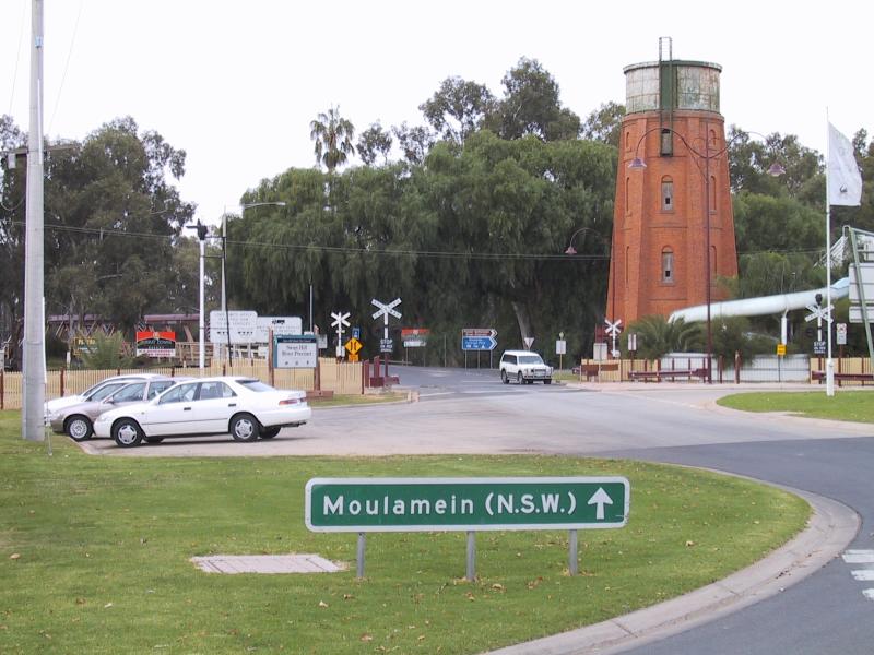 Swan Hill - Commercial centre and shops - View east along McCallum St at Curlewis St towards Murray River