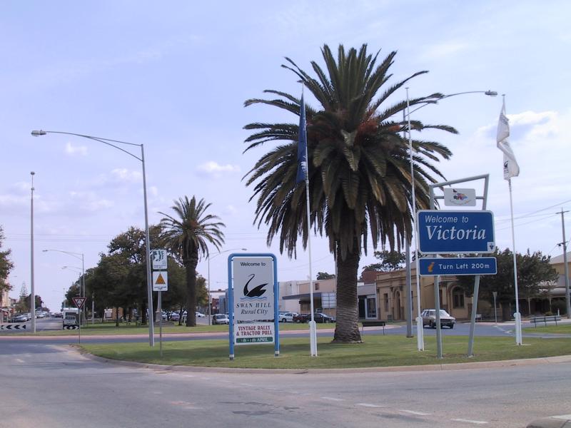 Swan Hill - Commercial centre and shops - View west along McCallum St towards Curlewis St