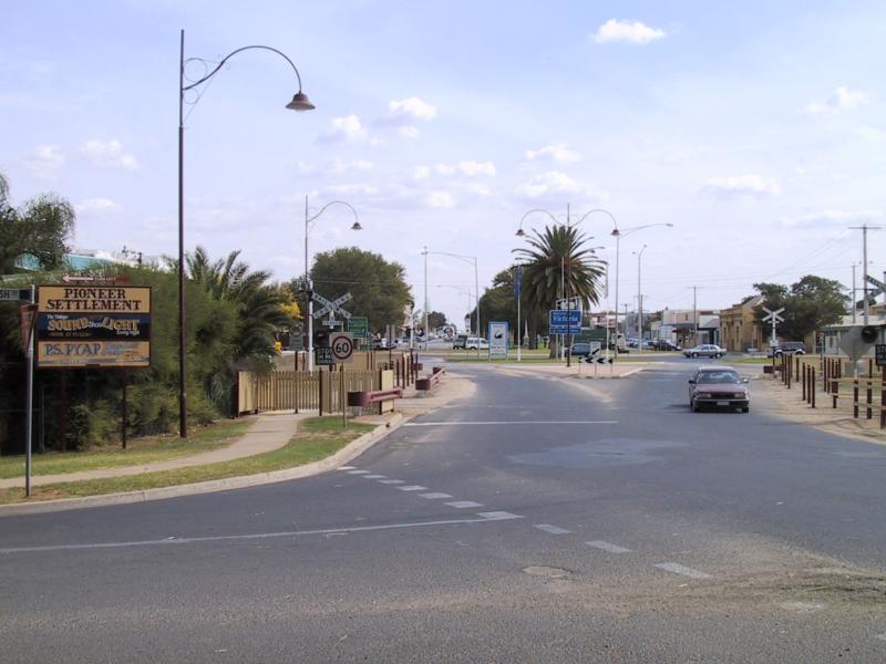 Swan Hill - Commercial centre and shops: View west along McCallum St at Monash Dr