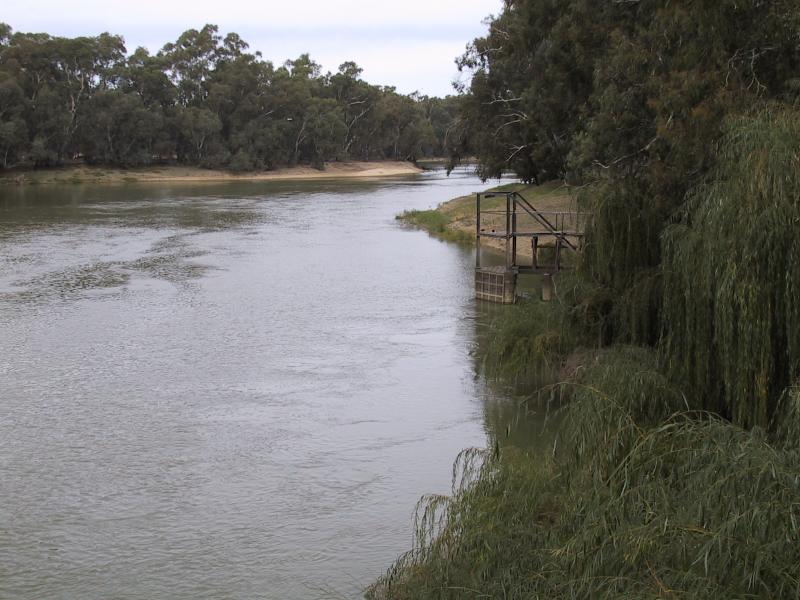 Swan Hill - Murray River and Riverside Park: View south along Murray River from bridge