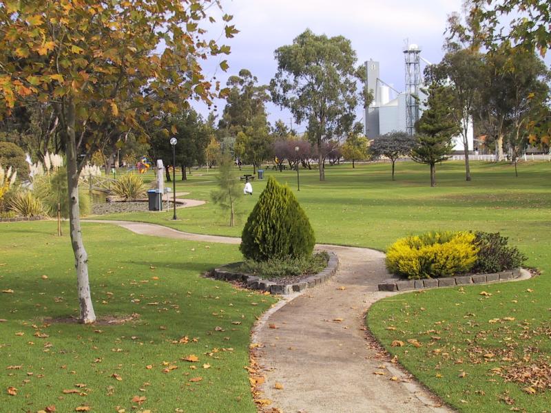 Swan Hill - Murray River and Riverside Park: View in park