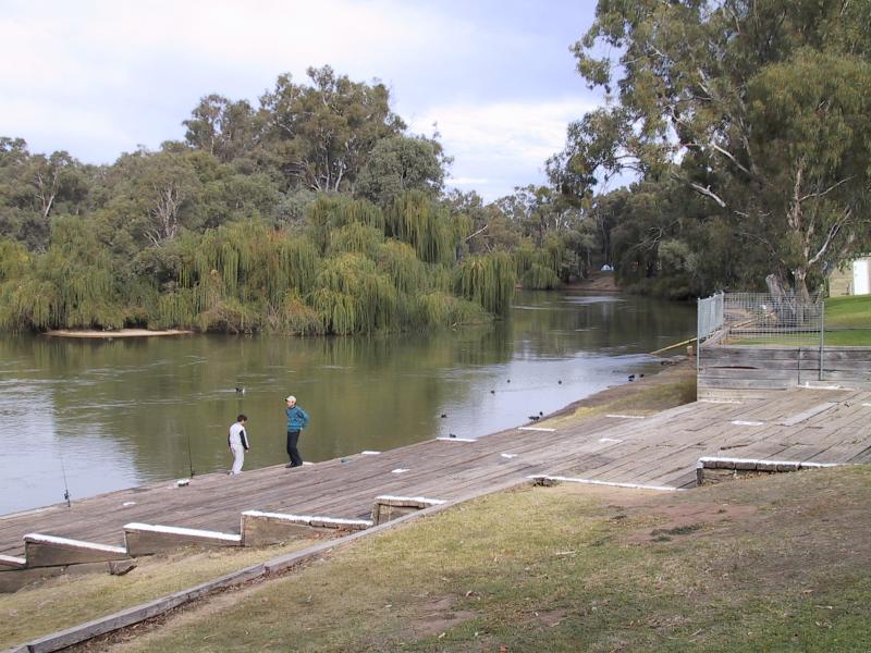 Swan Hill - Murray River and Riverside Park - River bank