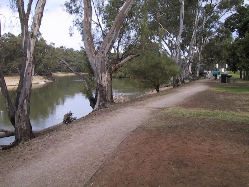 Swan Hill - Murray River and Riverside Park - Walking track along Murray River
