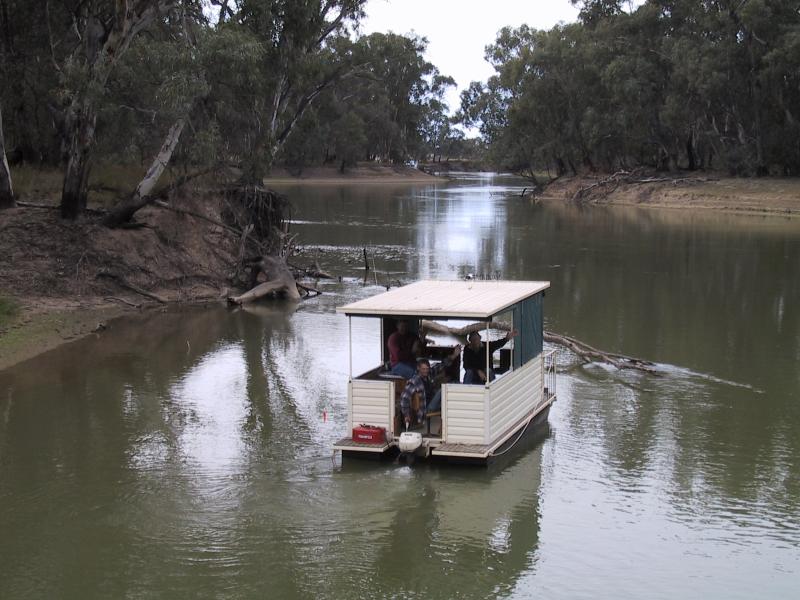 Swan Hill - Murray River and Riverside Park: Boating on the Murray River