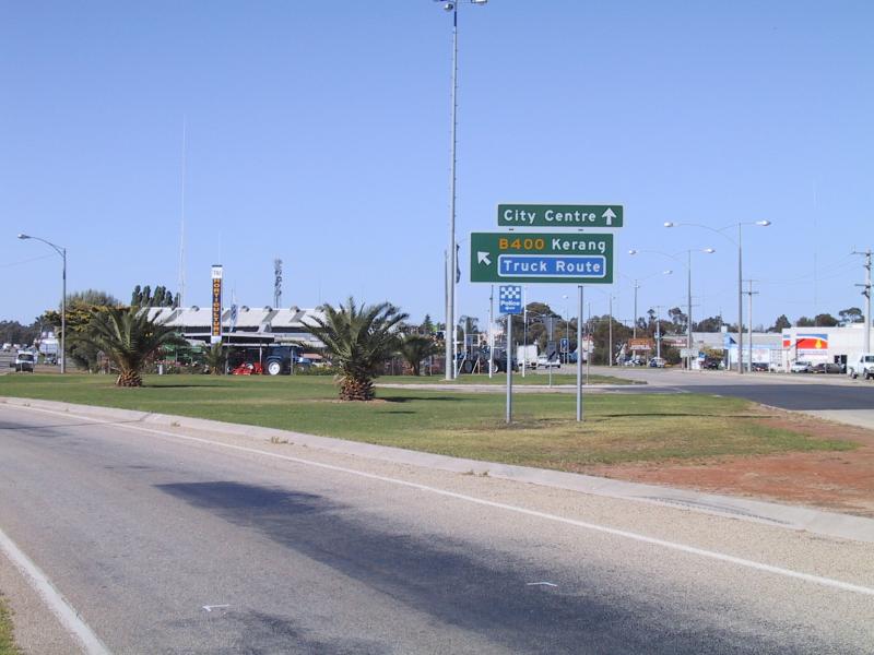 Swan Hill - North of town centre - View south along Murray Valley Hwy towards Karinie St