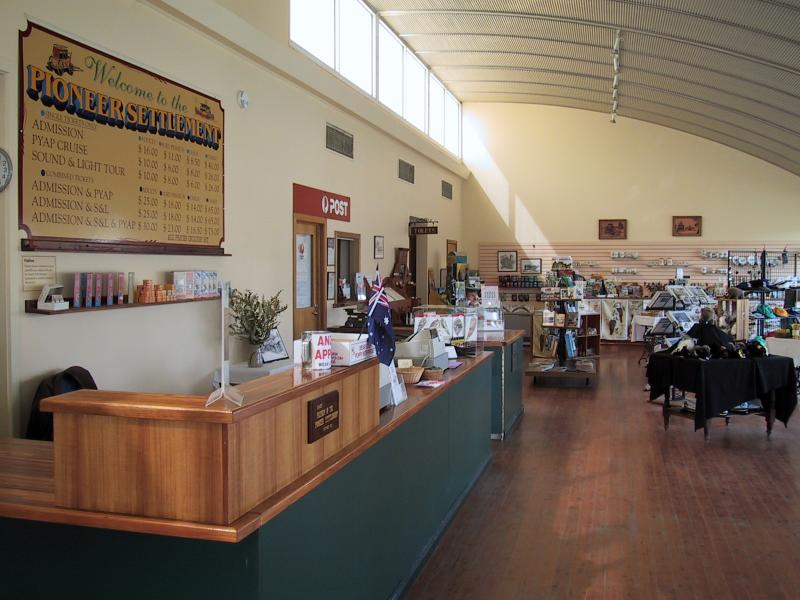 Swan Hill - Pioneer Settlement: Inside visitor centre and souvenir shop