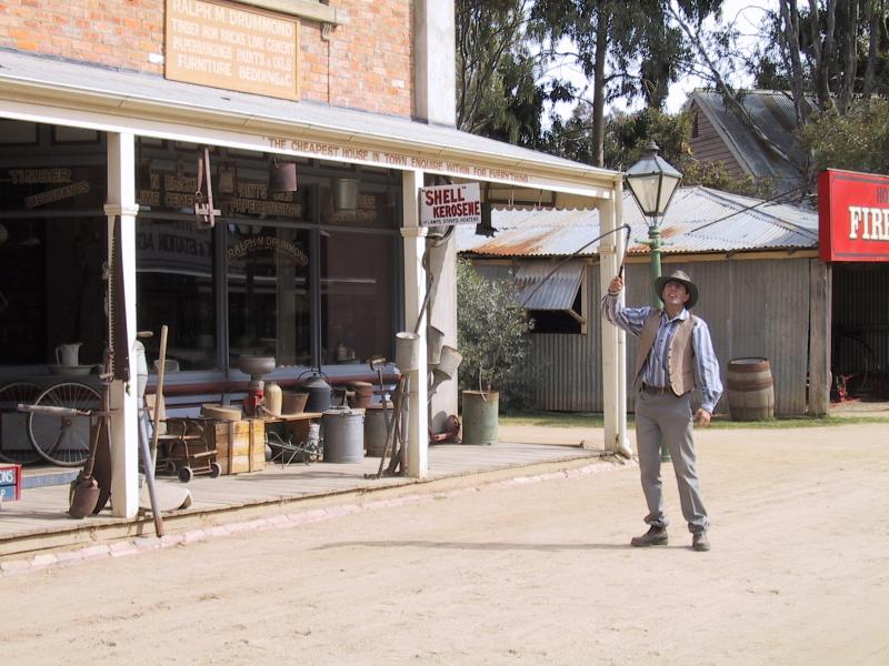 Swan Hill - Pioneer Settlement: Live display of whipping