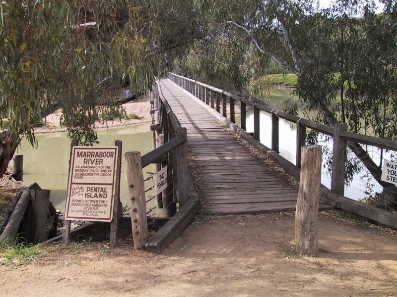 Swan Hill - Pioneer Settlement: Footbridge across to Pental Island