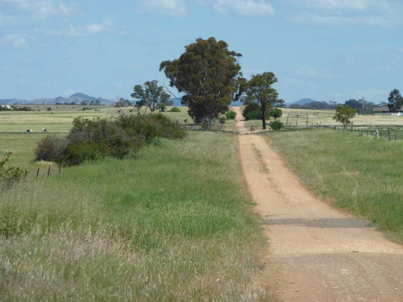 Talbot - Countryside east of railway line, Weilandt Crescent and Rocky Flat Road: View south along Slaughteryard Rd, south of Rocky Flat Rd