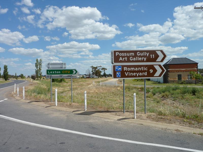 Talbot - Ballarat-Maryborough Road through Talbot and southwards: View south along Ballarat-Maryborough Rd at Avoca Rd