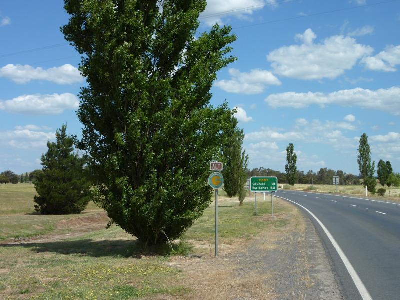 Talbot - Ballarat-Maryborough Road through Talbot and southwards: View south-east along Ballarat-Maryborough Rd, south of Avoca Rd