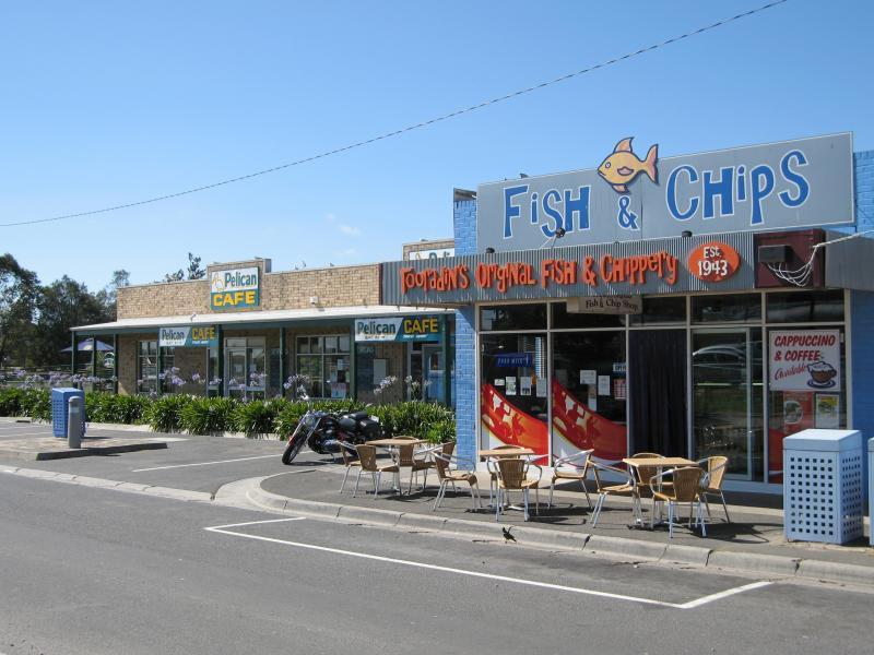Tooradin - Shops and commercial centre, South Gippsland Highway: Shops along service road on north side of South Gippsland Hwy near Sawtells Inlet