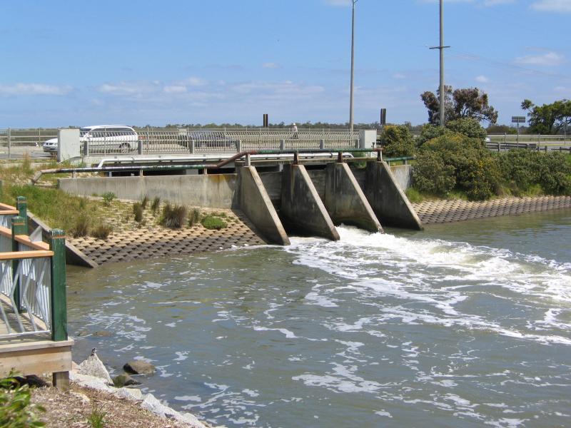Tooradin - Sawtells Inlet north of South Gippsland Highway: Bridge and weir at South Gippsland Hwy