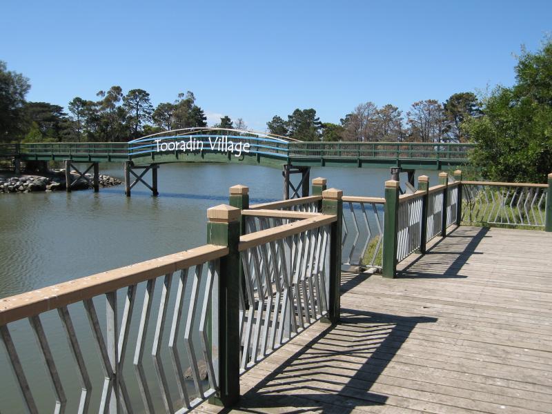 Tooradin - Sawtells Inlet north of South Gippsland Highway: View north along Sawtells Inlet towards footbridge